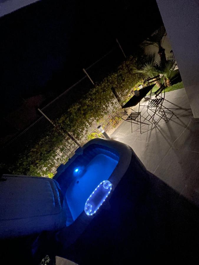Appartement De Caractere Avec Jacuzzi Frejus Bagian luar foto