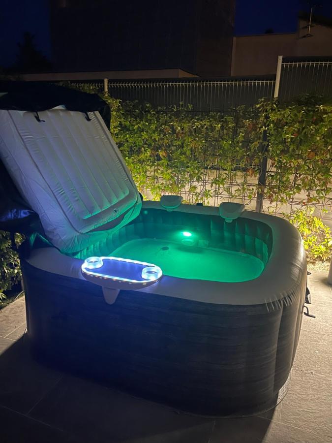 Appartement De Caractere Avec Jacuzzi Frejus Bagian luar foto