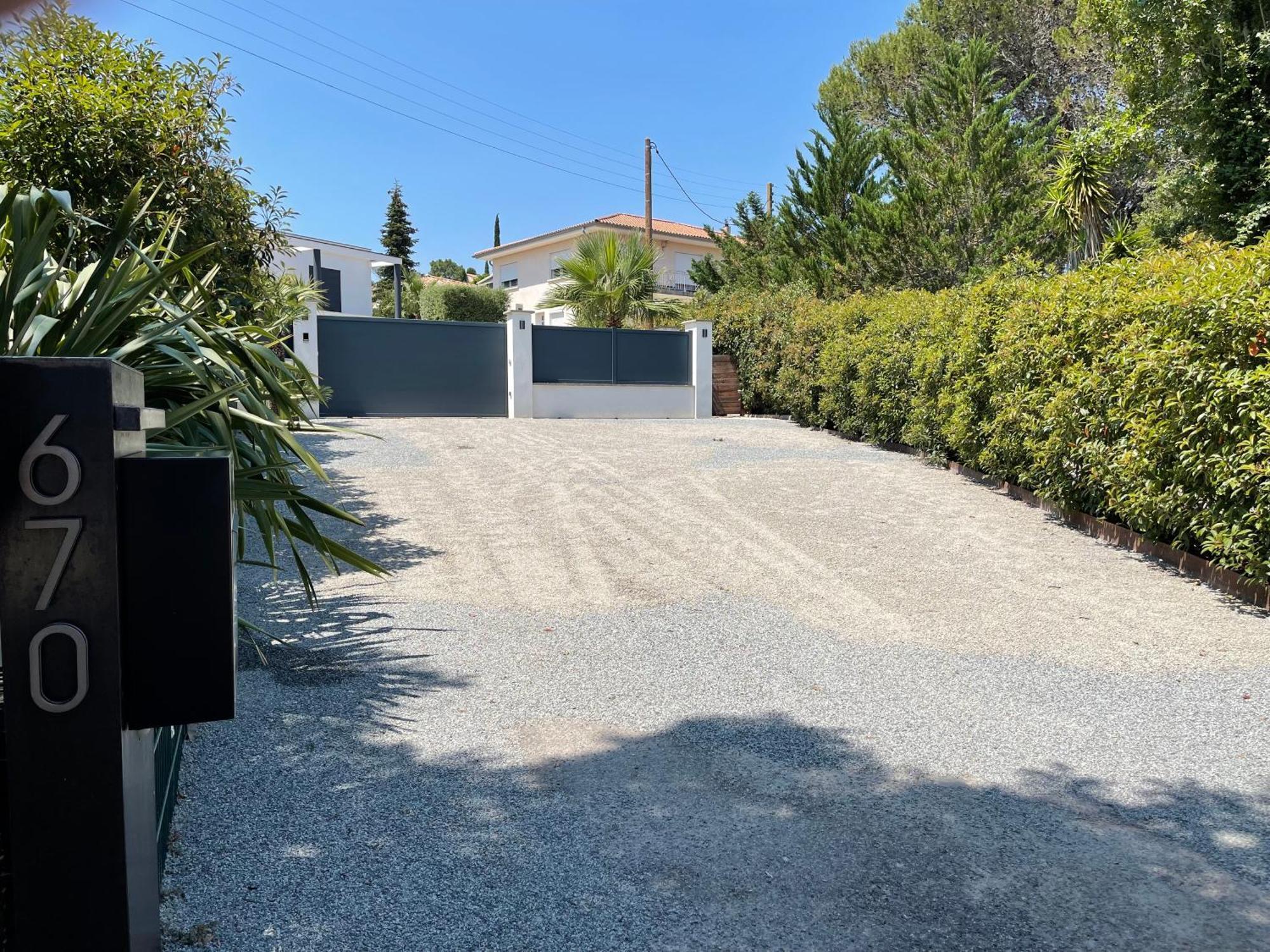 Appartement De Caractere Avec Jacuzzi Frejus Bagian luar foto