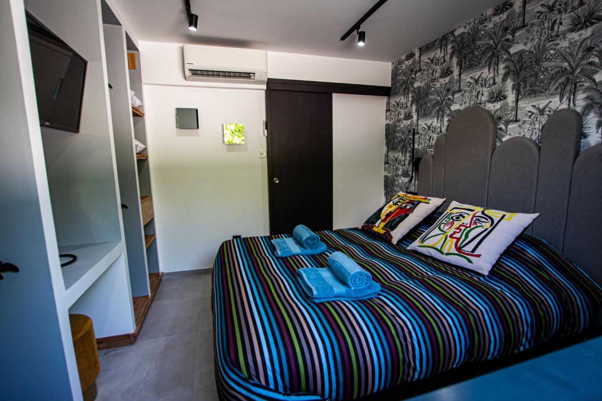 Appartement De Caractere Avec Jacuzzi Frejus Bagian luar foto